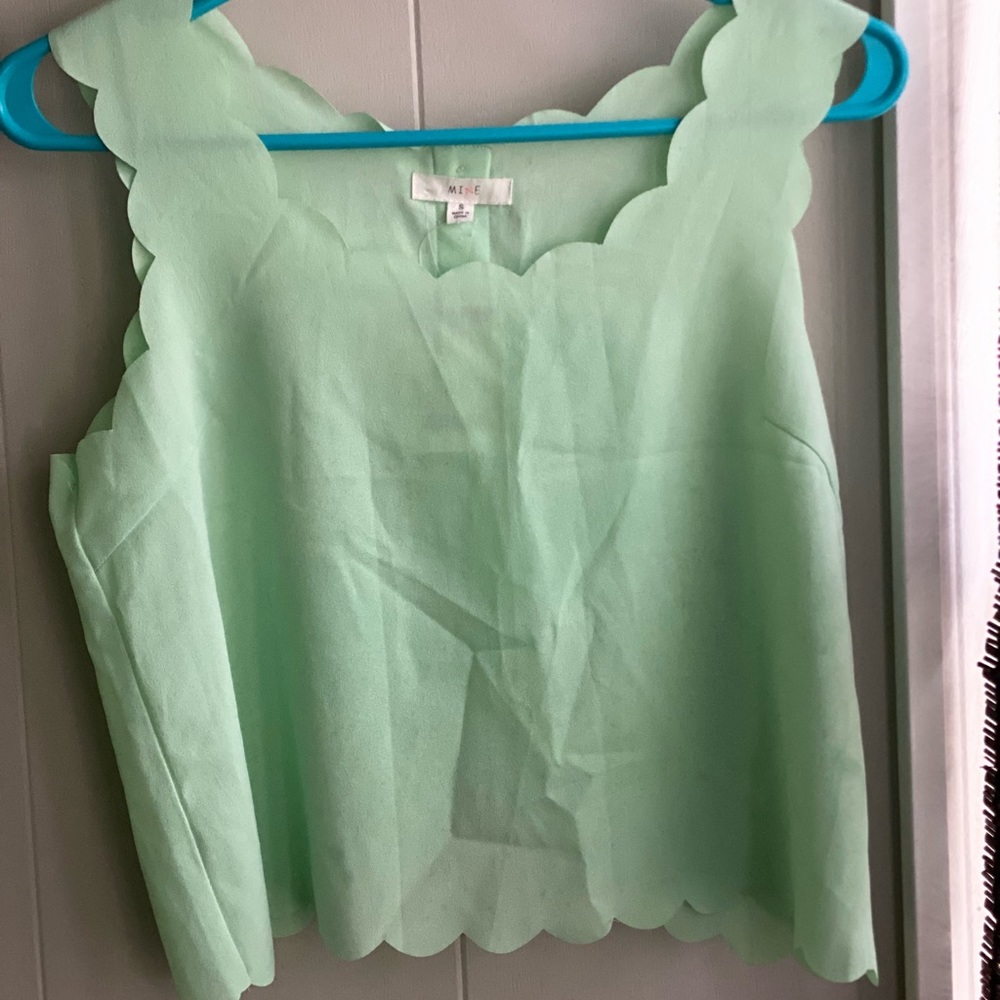 NWT scallop detail tank top